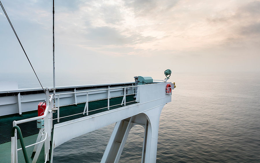 Railing eines Schiffs auf dem offenen Meer
