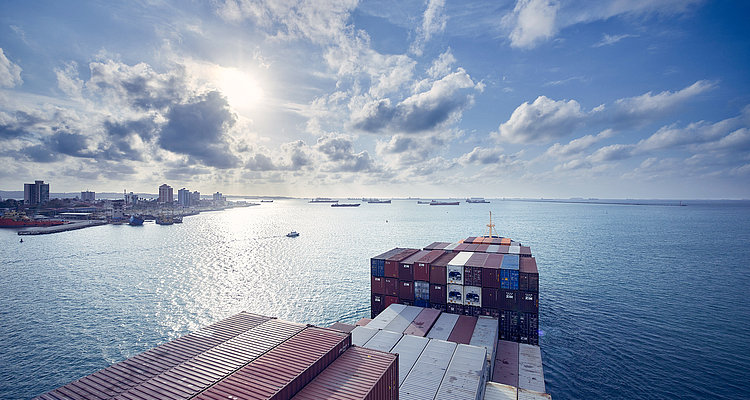 Containerschiff beim Auslaufen