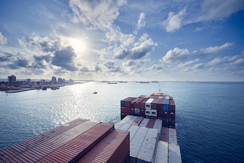 Containerschiff beim Auslaufen