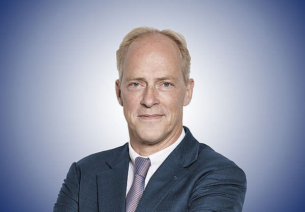Portraitfoto von Herrn Dr. John Benjamin Schroeder mit Hintergrund